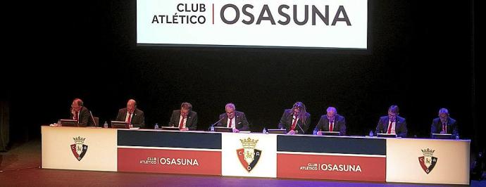 La directiva de Osasuna, junto con el gerente y el director general del club, durante una asamblea de socios compromisarios. Foto: Mikel Saiz