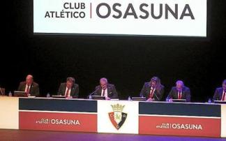 La directiva de Osasuna, junto con el gerente y el director general del club, durante una asamblea de socios compromisarios. Foto: Mikel Saiz