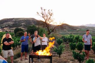 Turistas que participaron en la vendimia de una finca de Rioja AlavesaFotógrafo: Pablo José Pérez