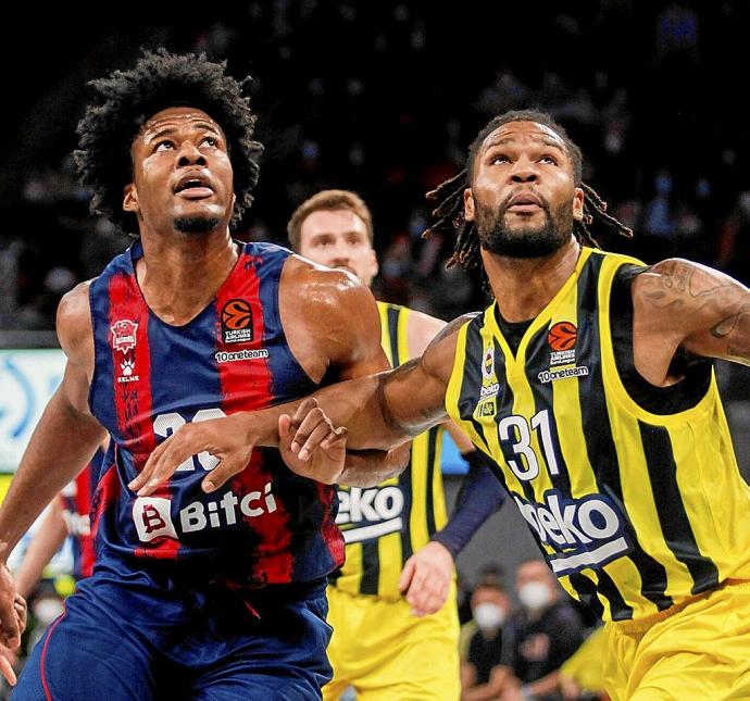 Enoch, de los mejores del Baskonia ayer, pelea por la posición con el fornido Booker. Foto: Jorge Muñoz