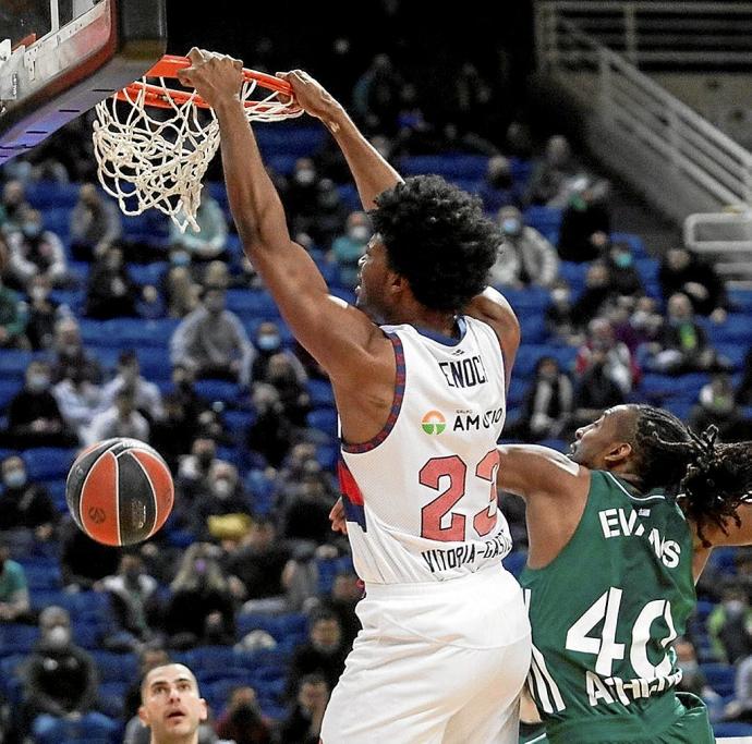 Steven Enoch jugó prácticamente todo el encuentro por la baja de Costello y terminó con dobles figuras. Foto: EuroLeague