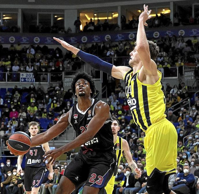 Enoch trata de sortear la intimidación de Vesely en su intento de anotar. Foto: Euroliga