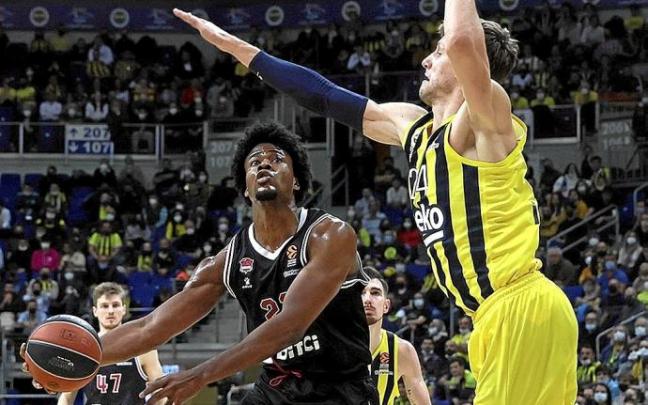 Enoch trata de sortear la intimidación de Vesely en su intento de anotar. Foto: Euroliga Enoch trata de sortear la intimidación de Vesely en su intento de anotar. Foto: Euroliga