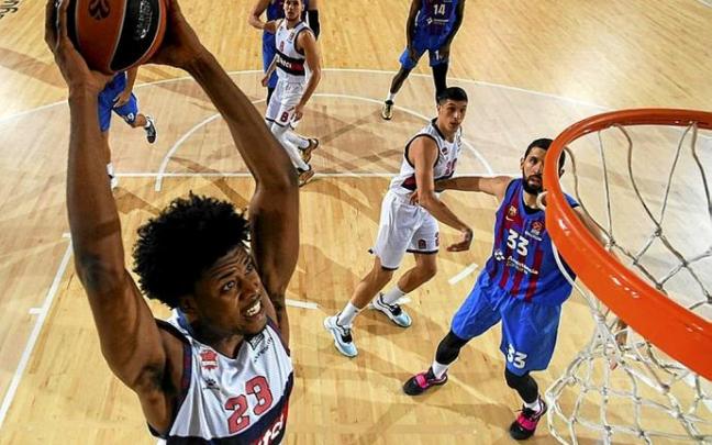 Enoch se dispone a efectuar un mate en los primeros compases del partido.