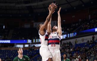 Enoch y Peters intentan recoger un rebote ante Unicaja.