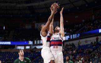 Enoch y Peters intentan recoger un rebote ante Unicaja.