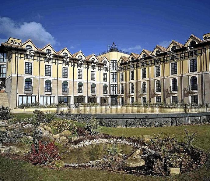 Hotel Villa de Laguardia, arriba, y, abajo, el hotel Marqués de Riscal.