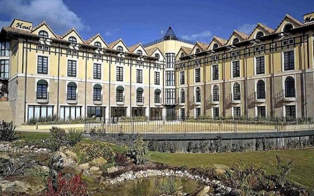 Hotel Villa de Laguardia, arriba, y, abajo, el hotel Marqués de Riscal. Hotel Villa de Laguardia, arriba, y, abajo, el hotel Marqués de Riscal.