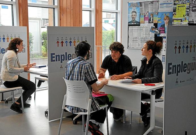 Entrevistas entre candidatos y empresas en una edición anterior de Enplegunea.