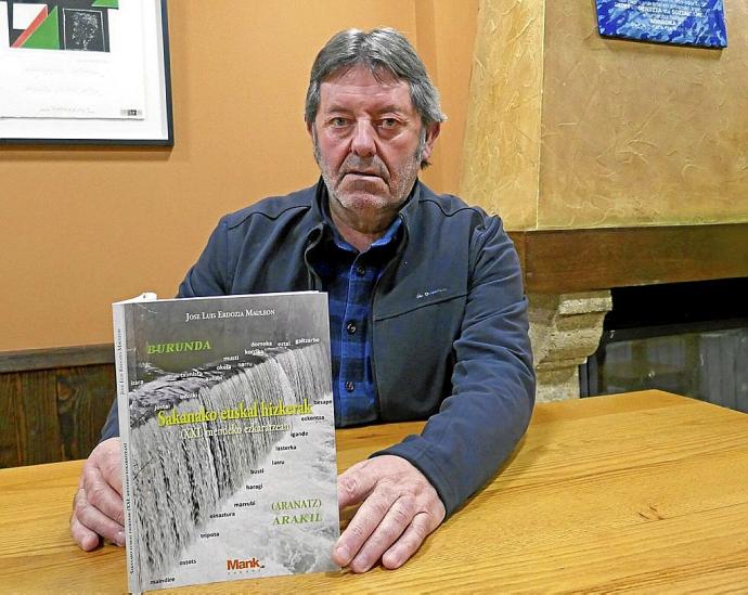 José Luis Erdozia Mauleon con su último libro publicado entre las manos.