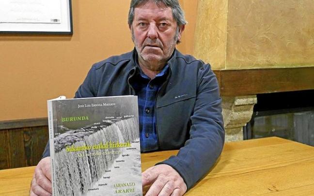 José Luis Erdozia Mauleon con su último libro publicado entre las manos.