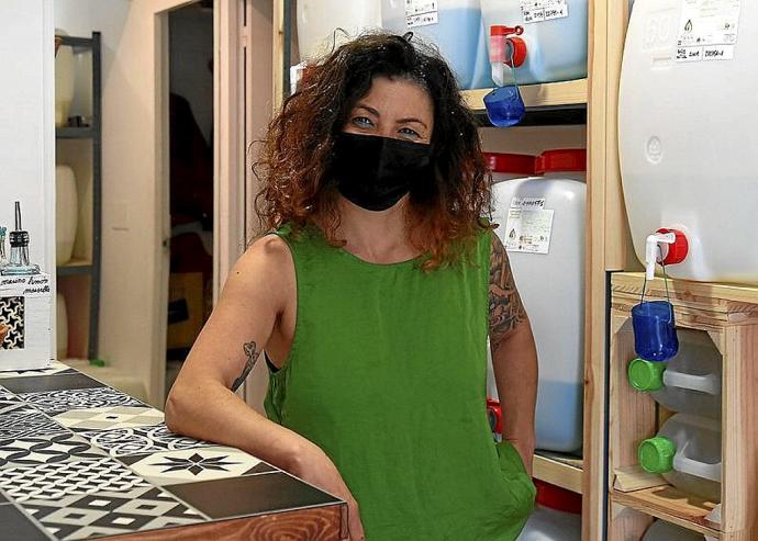 Nora González Andoaga en su mostrador de Gros.