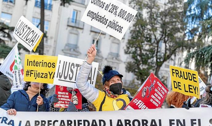 Protesta de los interinos ante el Congreso de los Diputados. Foto: E.P.