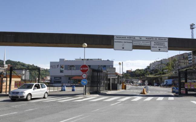 Entrada por tierra a las instalaciones del Puerto de Pasaia, uno de los motores económicos de Gipuzkoa. Entrada por tierra a las instalaciones del Puerto de Pasaia, uno de los motores económicos de Gipuzkoa.