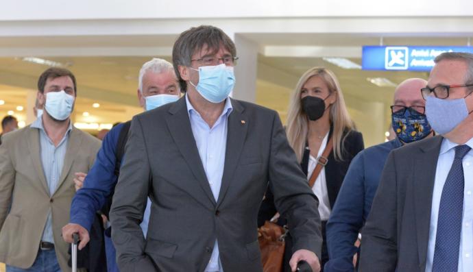 Carles Puigdemont llegó ayer domingo a Cerdeña acompañado de sus abogados.
