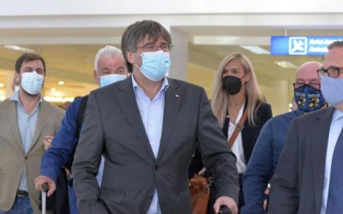 Carles Puigdemont llegó ayer domingo a Cerdeña acompañado de sus abogados. Carles Puigdemont llegó ayer domingo a Cerdeña acompañado de sus abogados.