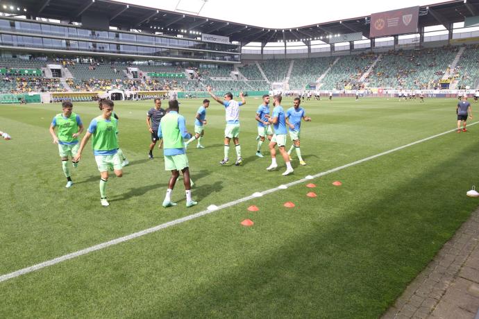 Los jugadores minutos antes de comenzar el partido contra el Borussia