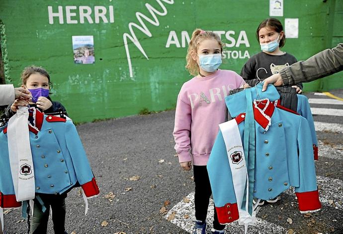 Alaitz Chouza, Garazi Mokoroa y Laia García recogen sus trajes de cantineras de Herri Ametsa.