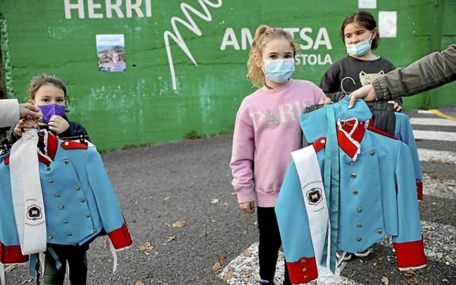 Alaitz Chouza, Garazi Mokoroa y Laia García recogen sus trajes de cantineras de Herri Ametsa. Alaitz Chouza, Garazi Mokoroa y Laia García recogen sus trajes de cantineras de Herri Ametsa.