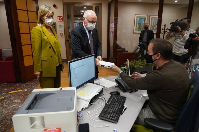 Ana Otadui, la presidenta de Juntas Generales, observa al diputado de Hacienda y Finanzas, José María Iruarrizaga, en el momento que registra los presupuestos 2022 en la secretaría de la Cámara vizcaina