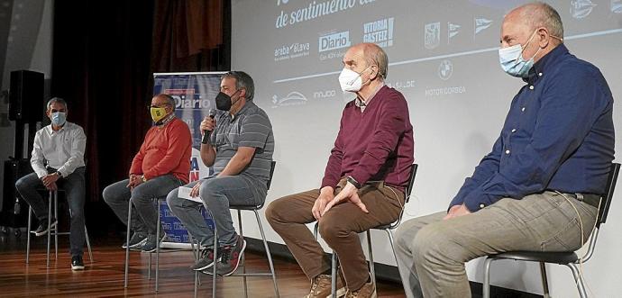 Borja Mallo, moderador de la mesa junto a José Luis Etxebarria, José Manuel Esnal Mané, Emilio Quílez e Iñaki Ocenda.