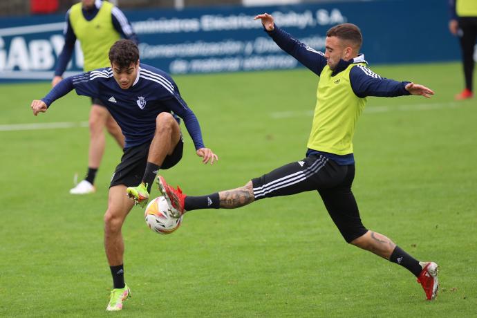 Manu Sánchez y Rober Ibáñez, en el entrenamiento matinal en Tajonar.