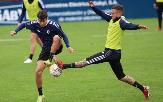 Manu Sánchez y Rober Ibáñez, en el entrenamiento matinal en Tajonar.