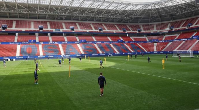 Los jugadores de Osasuna, en el entrenamiento matinal en El Sadar.