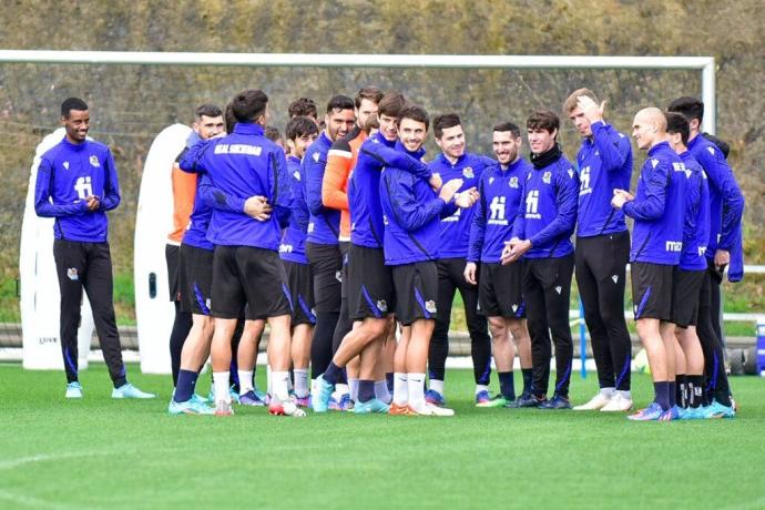 Los jugadores de la Real bromean antes de un entrenamiento.