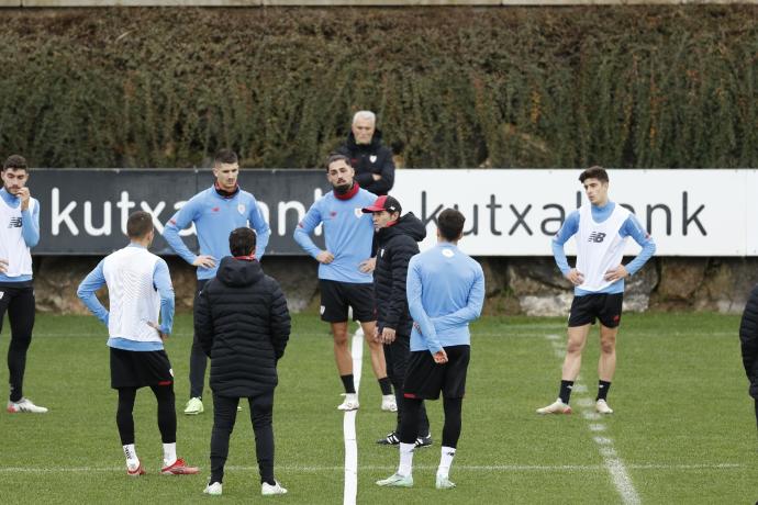 Marcelino García Toral charla con los jugadores durante el entrenamiento celebrado en Lezama.