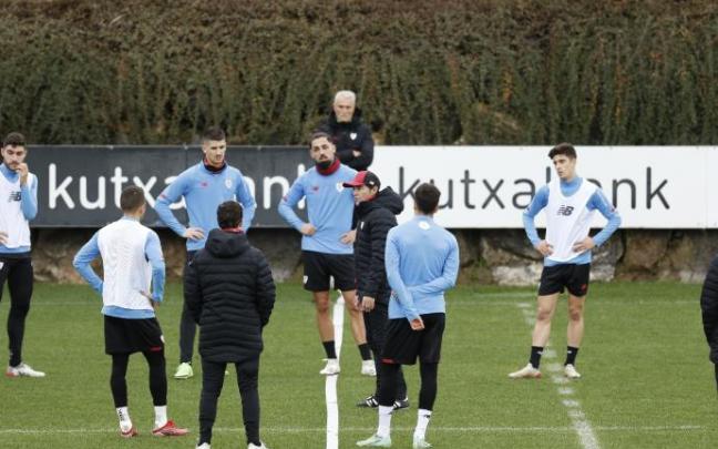 Marcelino García Toral charla con los jugadores durante el entrenamiento celebrado en Lezama.