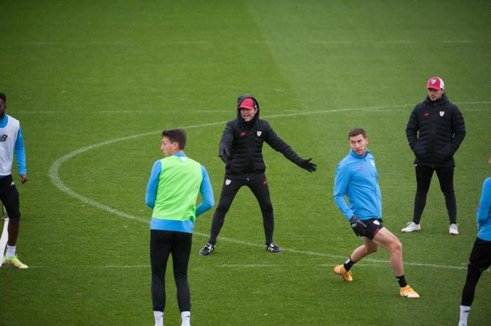 Marcelino García Toral da órdenes a sus jugadores durante el entrenamiento de ayer en Lezama.