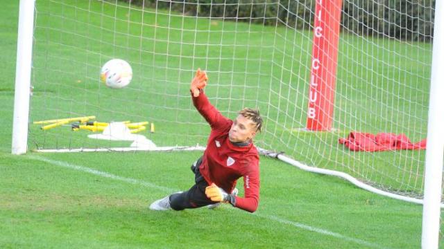 Kevin Ríos realiza una estirada en el entrenamiento de este sábado en Lezama Kevin Ríos realiza una estirada en el entrenamiento de este sábado en Lezama
