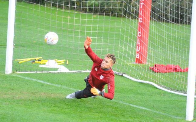 Kevin Ríos realiza una estirada en el entrenamiento de este sábado en Lezama