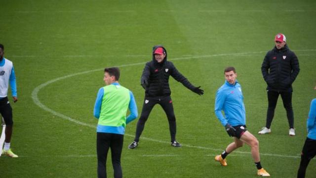 Marcelino García Toral da órdenes a sus jugadores durante el entrenamiento de ayer en Lezama. Marcelino García Toral da órdenes a sus jugadores durante el entrenamiento de ayer en Lezama.