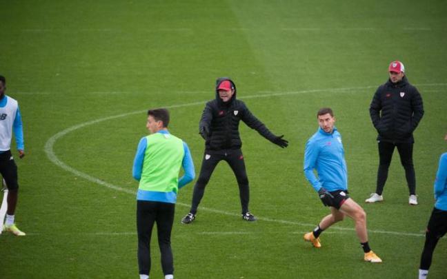 Marcelino García Toral da órdenes a sus jugadores durante el entrenamiento de ayer en Lezama. Marcelino García Toral da órdenes a sus jugadores durante el entrenamiento de ayer en Lezama.