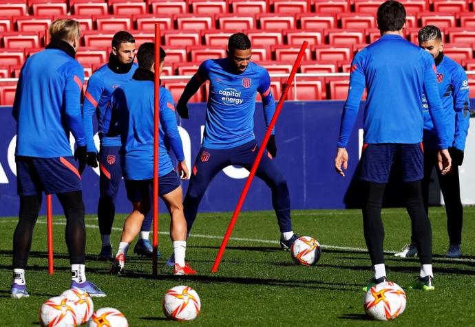 Un instante del entrenamiento de este lunes en el Wanda Metropolitano.