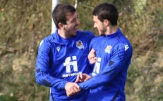 Oyarzabal bromea con Guevara durante un entrenamiento en Zubieta.