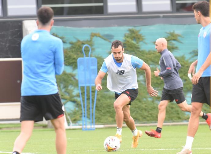 Lekue conduce el balón durante el entrenamiento del pasado jueves.