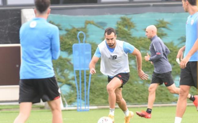 Lekue conduce el balón durante el entrenamiento del pasado jueves. Lekue conduce el balón durante el entrenamiento del pasado jueves.