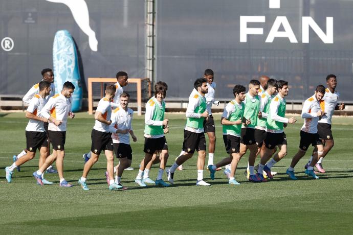 Los jugadores del Valencia se ejercitan en la sesión previa al partido de semifinales de Copa ante el Athletic.