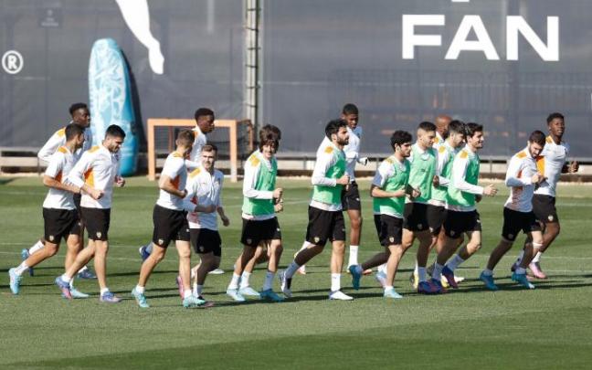 Los jugadores del Valencia se ejercitan en la sesión previa al partido de semifinales de Copa ante el Athletic. Los jugadores del Valencia se ejercitan en la sesión previa al partido de semifinales de Copa ante el Athletic.