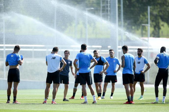 Los jugadores del Athletic atienden a Marcelino en la sesión de ayer.