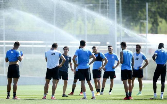 Los jugadores del Athletic atienden a Marcelino en la sesión de ayer. Los jugadores del Athletic atienden a Marcelino en la sesión de ayer.