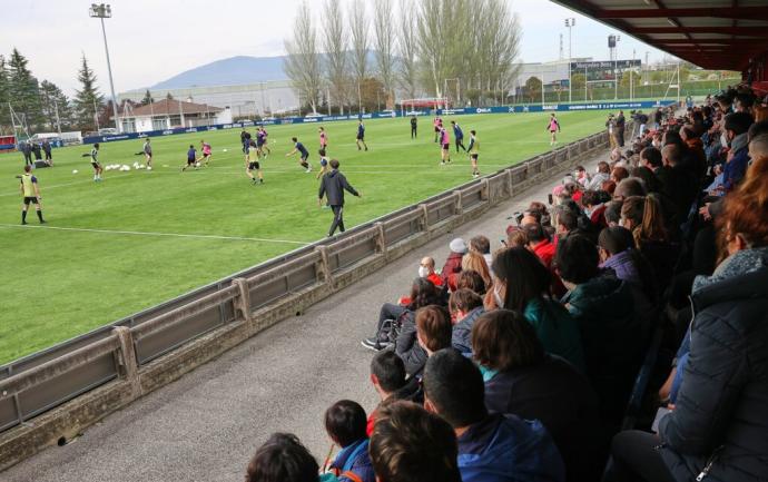 Osasuna se ha entrenado con mucha afición en las gradas de Tajonar.