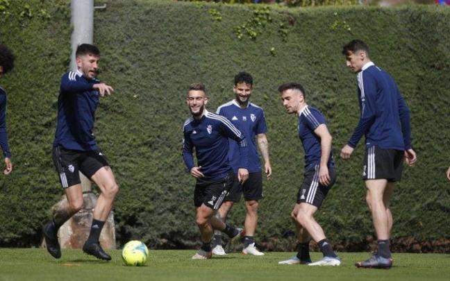 Los jugadores de Osasuna, en el entrenamiento de esta mañana en Tajonar. Los jugadores de Osasuna, en el entrenamiento de esta mañana en Tajonar.