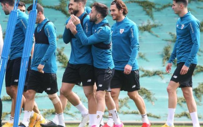 Unai López bromea con Yeray, disponible para recibir al Madrid.