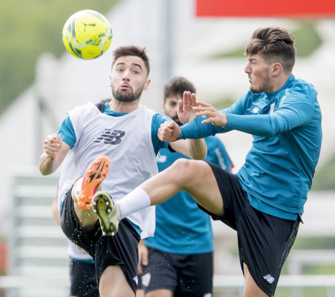Unai López y Vencedor pelean por un balón en la sesión matinal de ayer en Lezama.