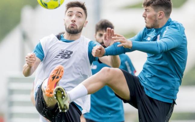 Unai López y Vencedor pelean por un balón en la sesión matinal de ayer en Lezama.