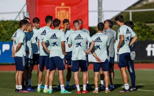 El entrenador de la selección española de fútbol, Luis Enrique, conversa con sus jugadores El entrenador de la selección española de fútbol, Luis Enrique, conversa con sus jugadores